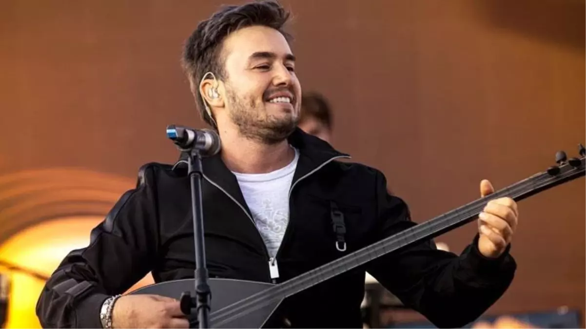 Ağrı'da konser veren Mustafa Ceceli, Kürtçe şarkılar söyledi