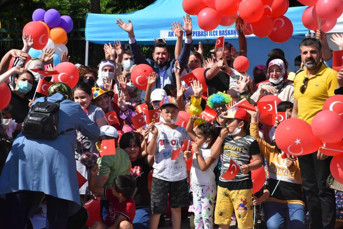 AK Parti Tepebaşı İlçe Başkanlığı bayram öncesi çocukları sevindiriyor