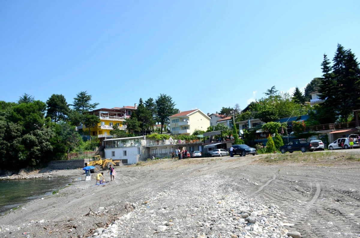 Alaplı\'da sahiller belediye tarafından temizleniyor