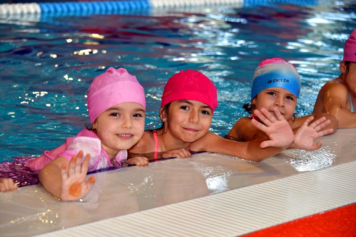 Aliağa\'daki yarı olimpik havuzda yüzme kursları başladı