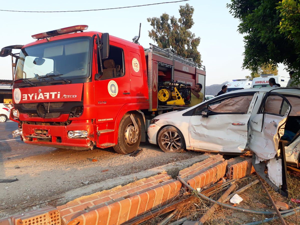 Antalya\'da otomobille itfaiye aracı çarpıştı: 3 yaralı