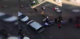 Avcılar'da iki grup arasında kemerli, tekmeli ve yumruklu kavga kamerada