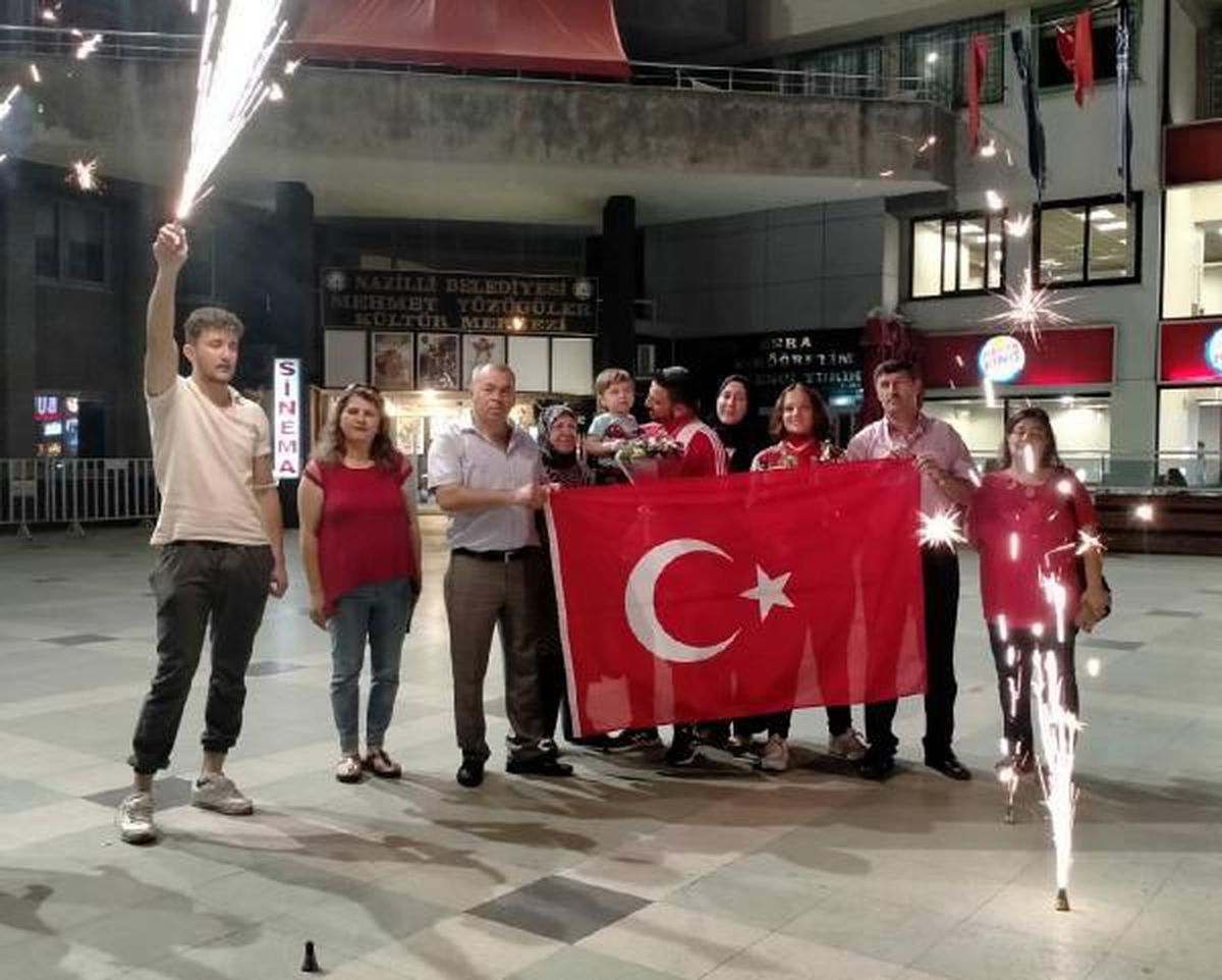 Avrupa üçüncüsü boksöre memleketinde coşkulu karşılama
