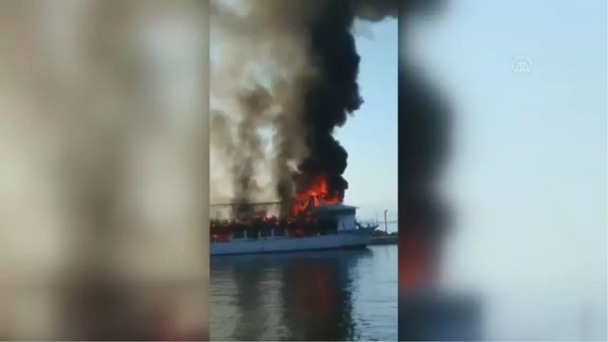 BALIKESİR - İskeleye bağlı gezi teknesi yandı