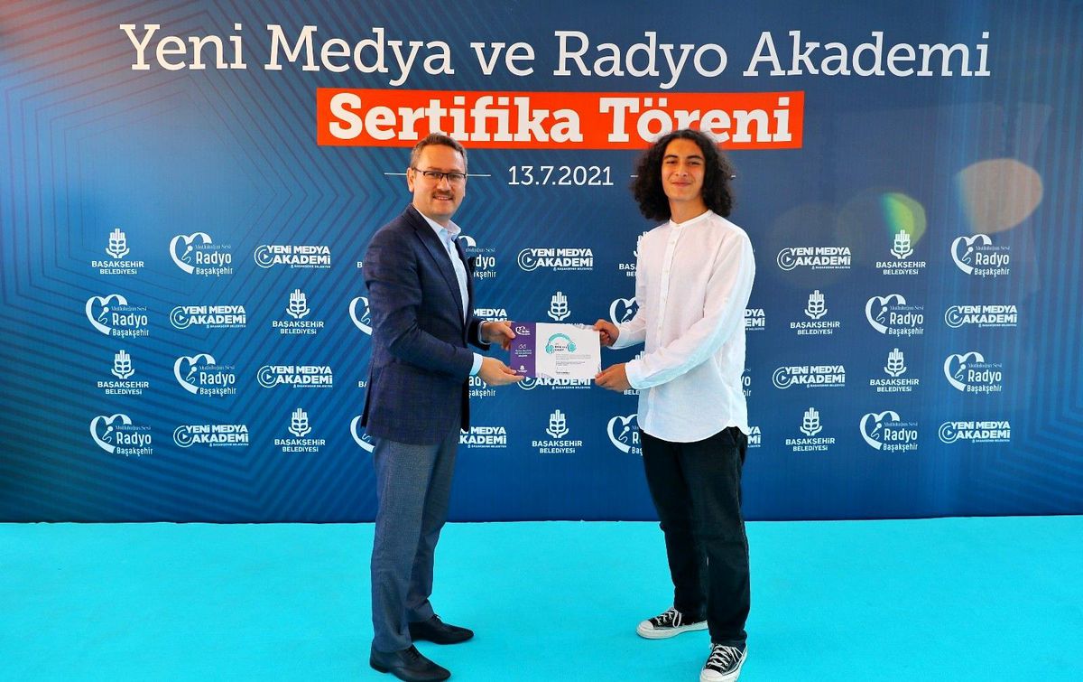 Başakşehir Yeni Medya ve Radyo Akademi\'de mezuniyet coşkusu