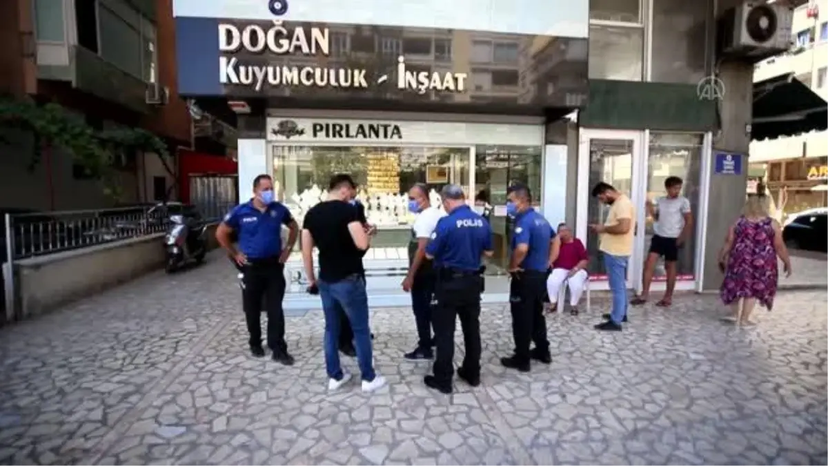 Son dakika haber... Bir kişi kuyumcu babasını yaralayan hırsızlık şüphelisini yakalayıp polise teslim etti