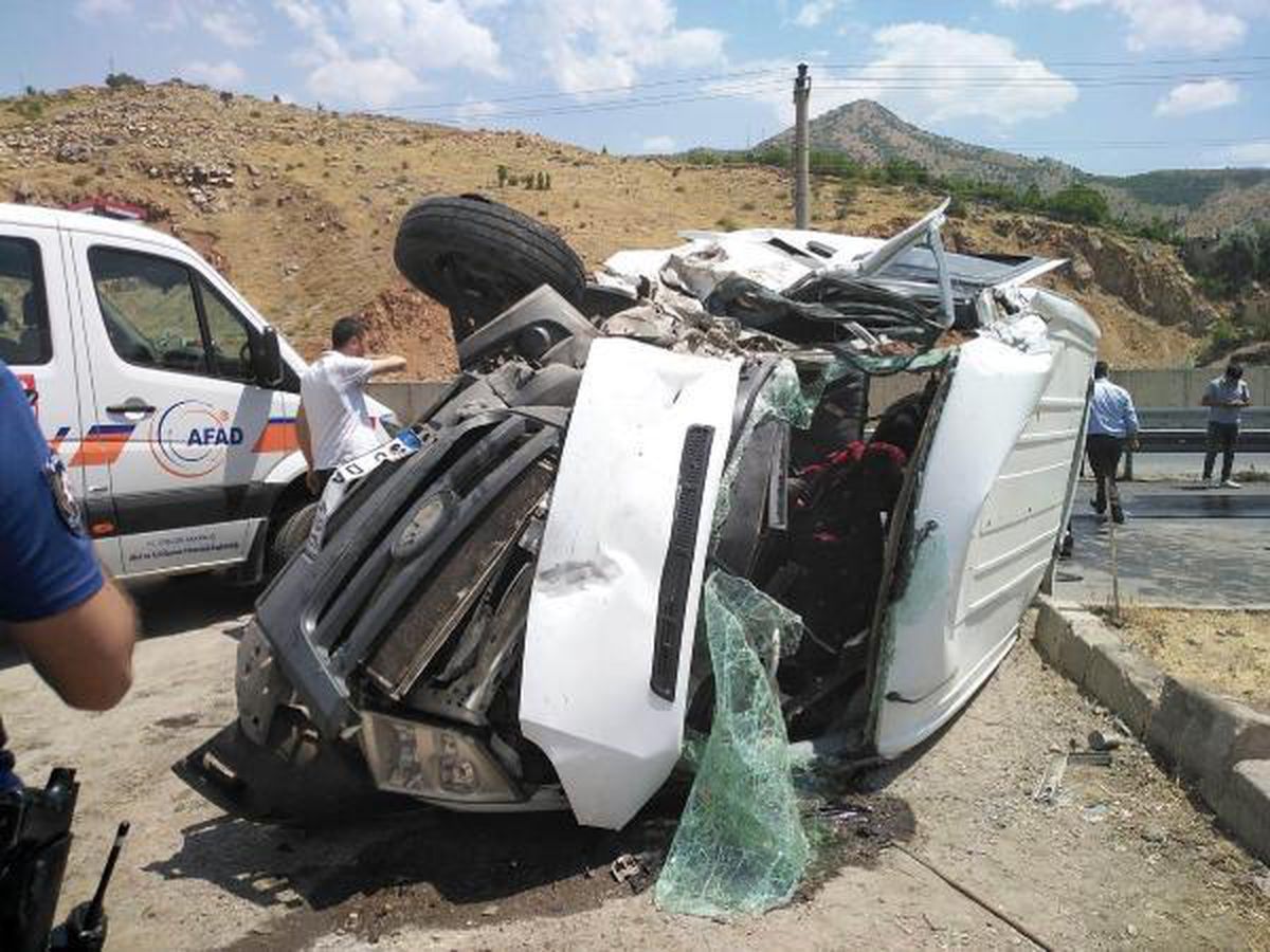 Bitlis\'te çekici ile çarpışan minibüs takla attı: 1\'i ağır 4 yaralı