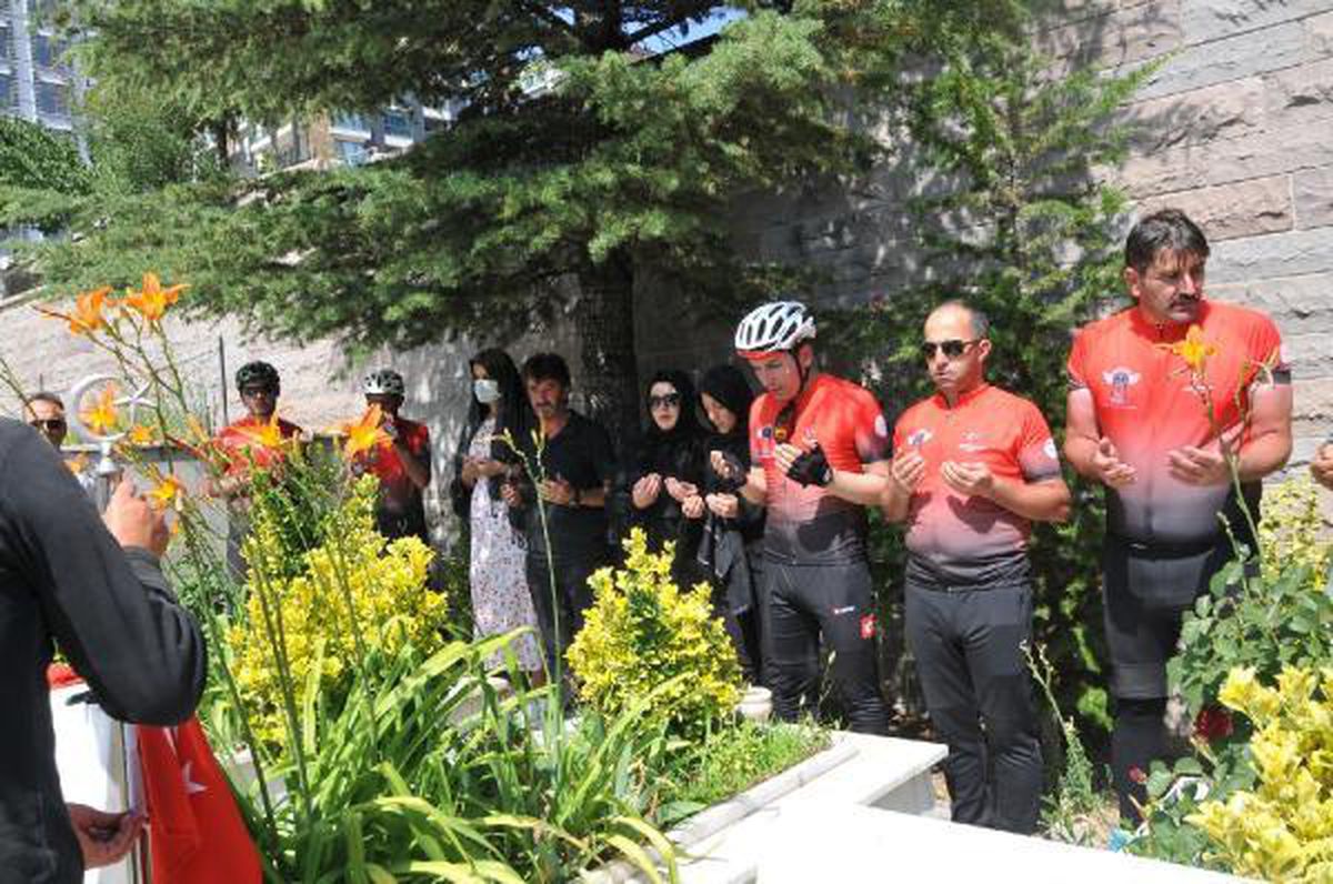 Çankırı\'dan Ömer Halisdemir\'in kabrine toprak getirdiler