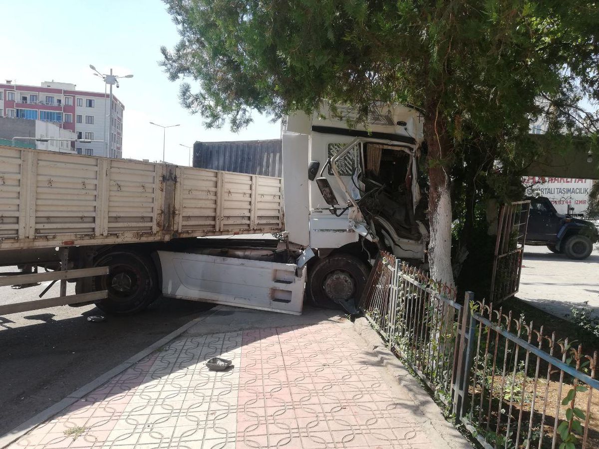 Çınar\'da 3 aracın karıştığı kazada hasar oluştu