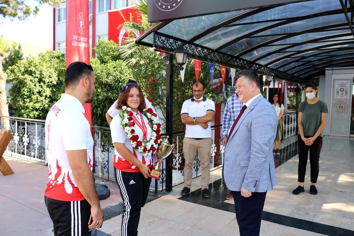 Demir Yumruk Fatma, Aydın\'da coşkuyla karşılandı
