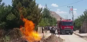 Elazığ'da faciadan dönüldü...Doğalgaz borusu patladı, alevler metrelerce yüksekliğe ulaştı