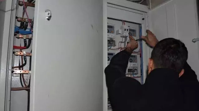 Elektriğini kesmeye gelen görevliyle tartışan kadın kalp krizi geçirdi Elektriğini kesmeye gelen görevliyle tartışan kadın kalp krizi geçirdi