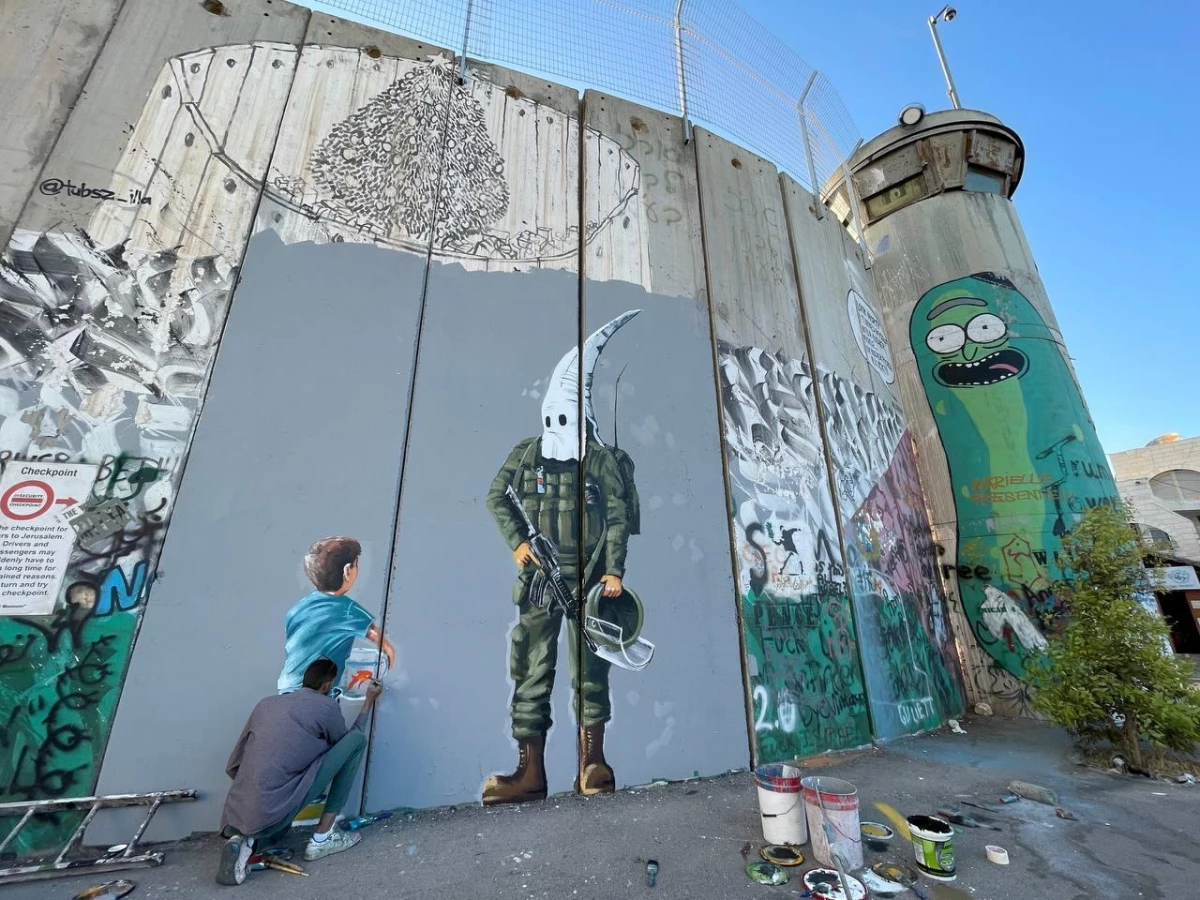 Filistinli ressamdan Ayrım Duvarı\'na "İsrail ırkçılığı" temalı çizim
