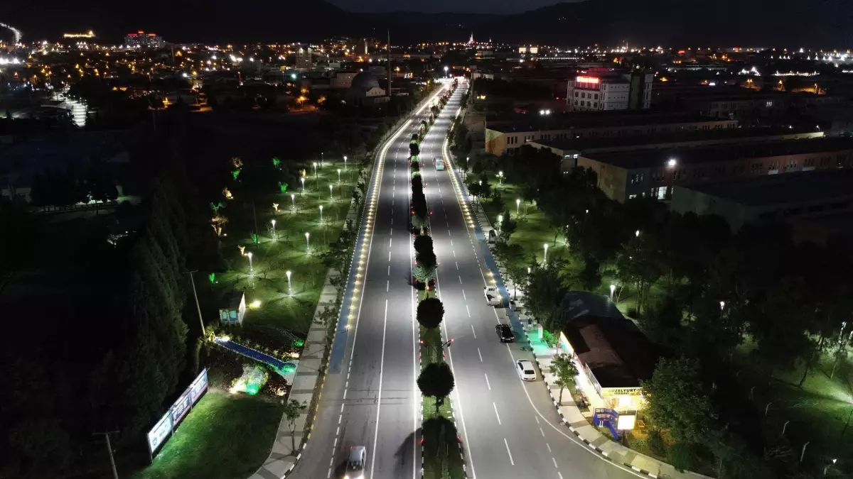 Gündüz Yeşiliyle, Gece Aydınlatmalarıyla Göz Kamaştırıyor