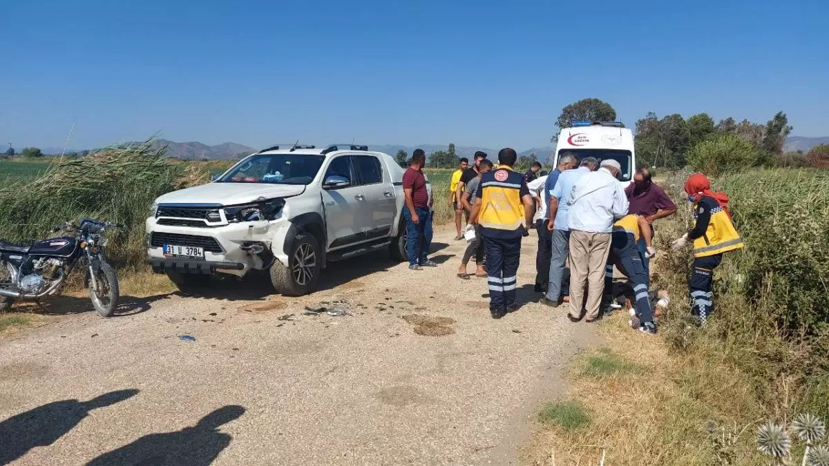 Hatay\'da kamyonet ile motosiklet çarpıştı: 2 yaralı