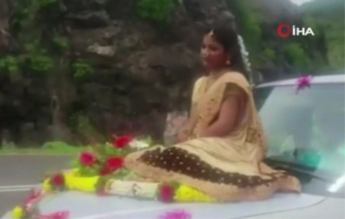 Hindistan\'da araç kaputu üzerinde tehlikeli düğün pozu