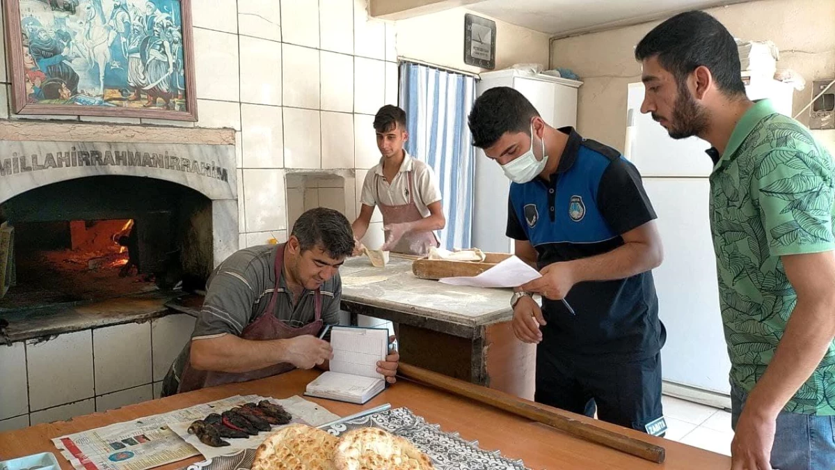 İhtiyaç sahiplerinin borçlarının yazıldığı defter yaprakları fırında yandı