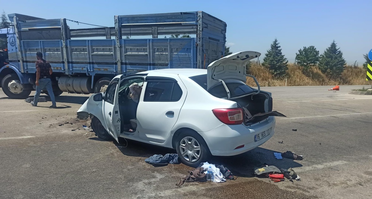 Karacabey\'de kamyonla çarpışan otomobilin sürücüsü yaralandı