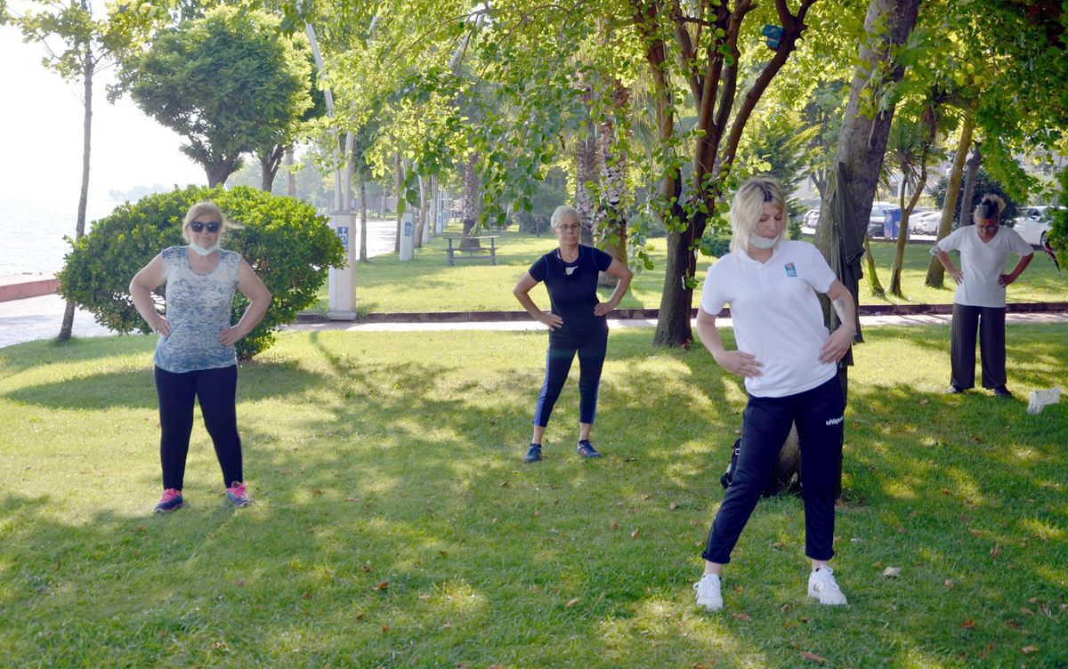 Son dakika haber... Karamürsel\'de kadınlar açık havada spora ilgi gösteriyor