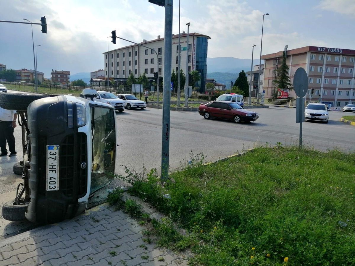 Karabük\'te hafif ticari araç devrildi: 1 yaralı