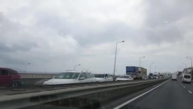 Kaza yapan tır Karadeniz Sahil Yolu'nda trafiği aksattı