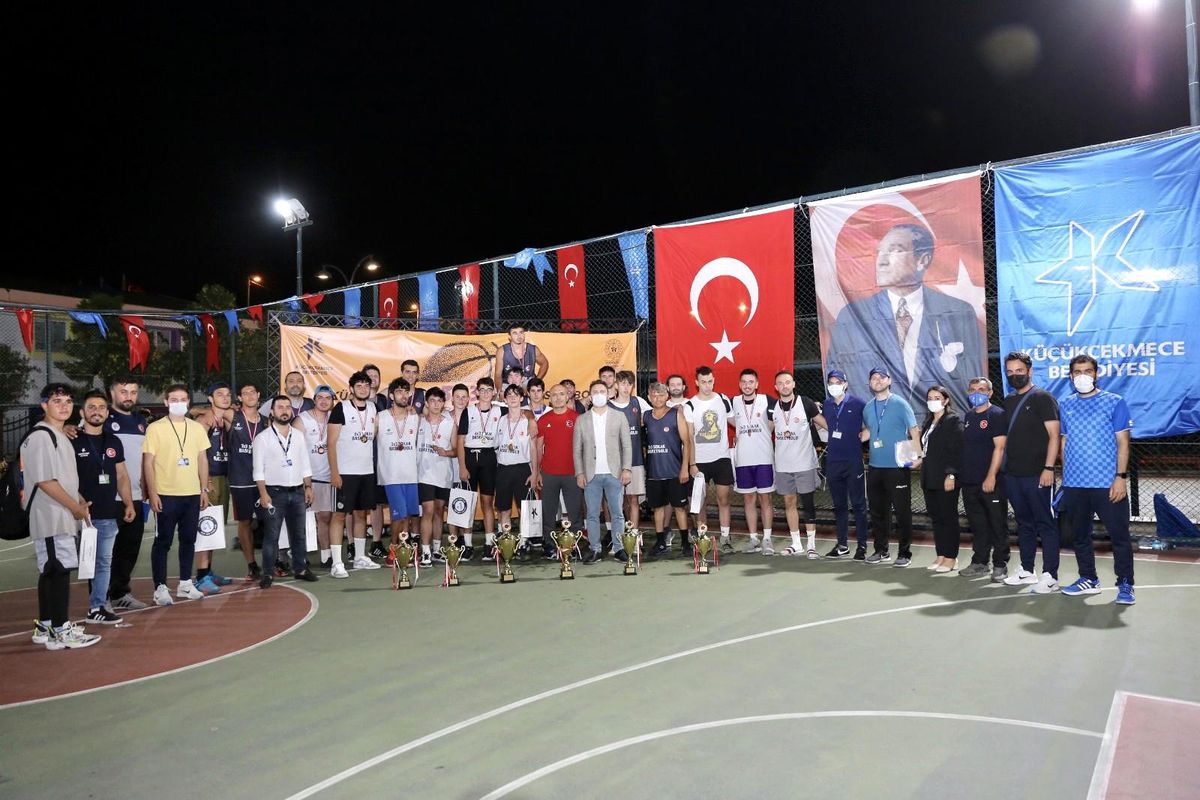 Küçükçekmece\'deki 3\'e 3 sokak basketbolu turnuvalarında kıyasıya rekabet