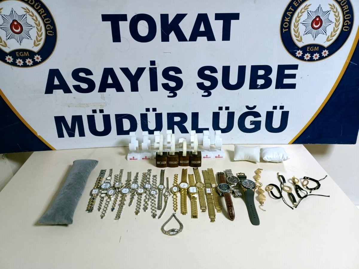 Kuyumcunun camını kırarak hırsızlık yapan 3 kişi yakalandı