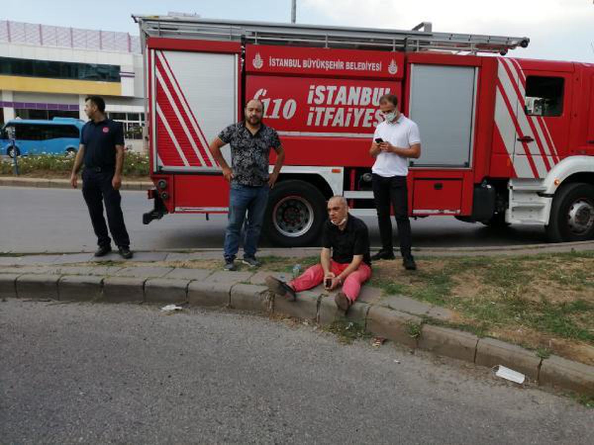 Son dakika haberleri... MALTEPE\'DE OTOMOBİLİYLE TAKLA ATTI; KALDIRIMDA AMBULANS BEKLEDİ