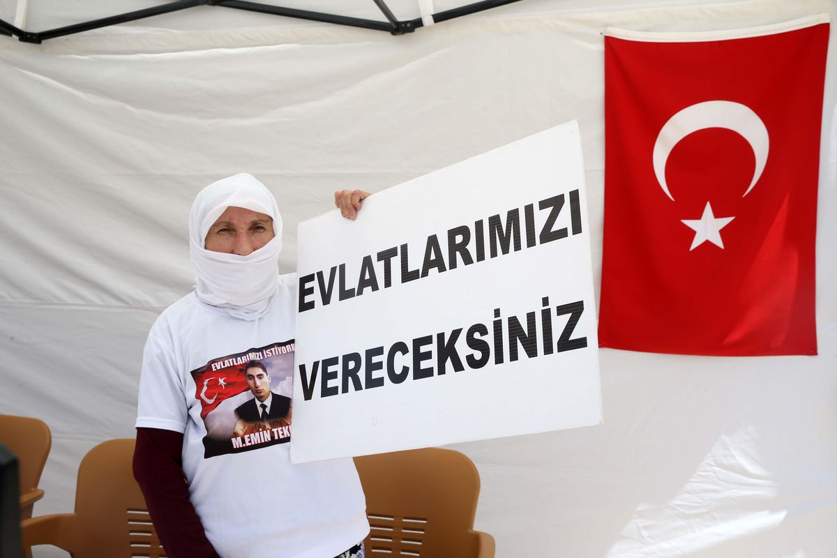 Muş\'ta oğlu dağa kaçırılan anne, HDP binası önünde eylem yaptı