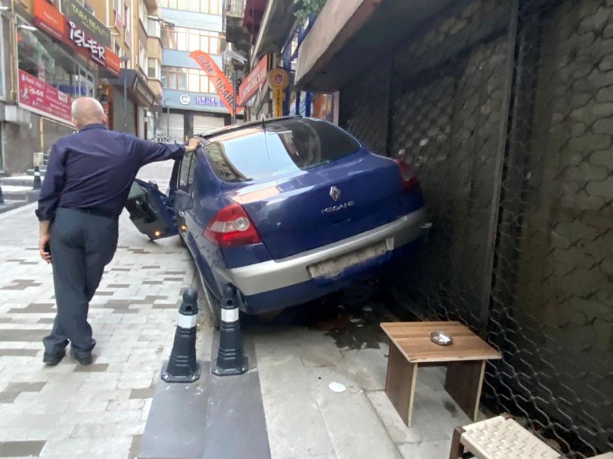 Park halinde ki araç çay ocağına girdi, gazeteciler ölümden döndü