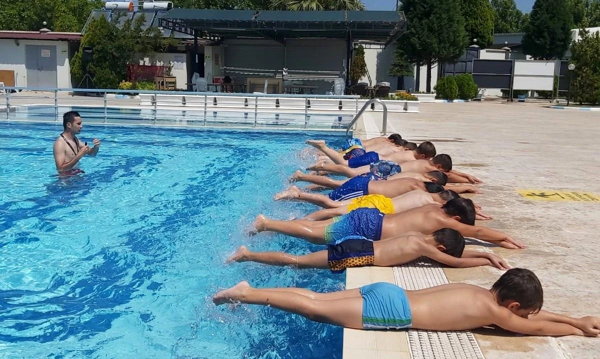Saruhanlı Belediyesi yüzme kursları başladı