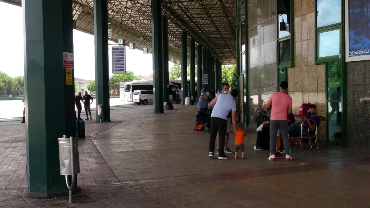Tatilciler özel araçlarla seyahate yönelince otobüsler boş kaldı