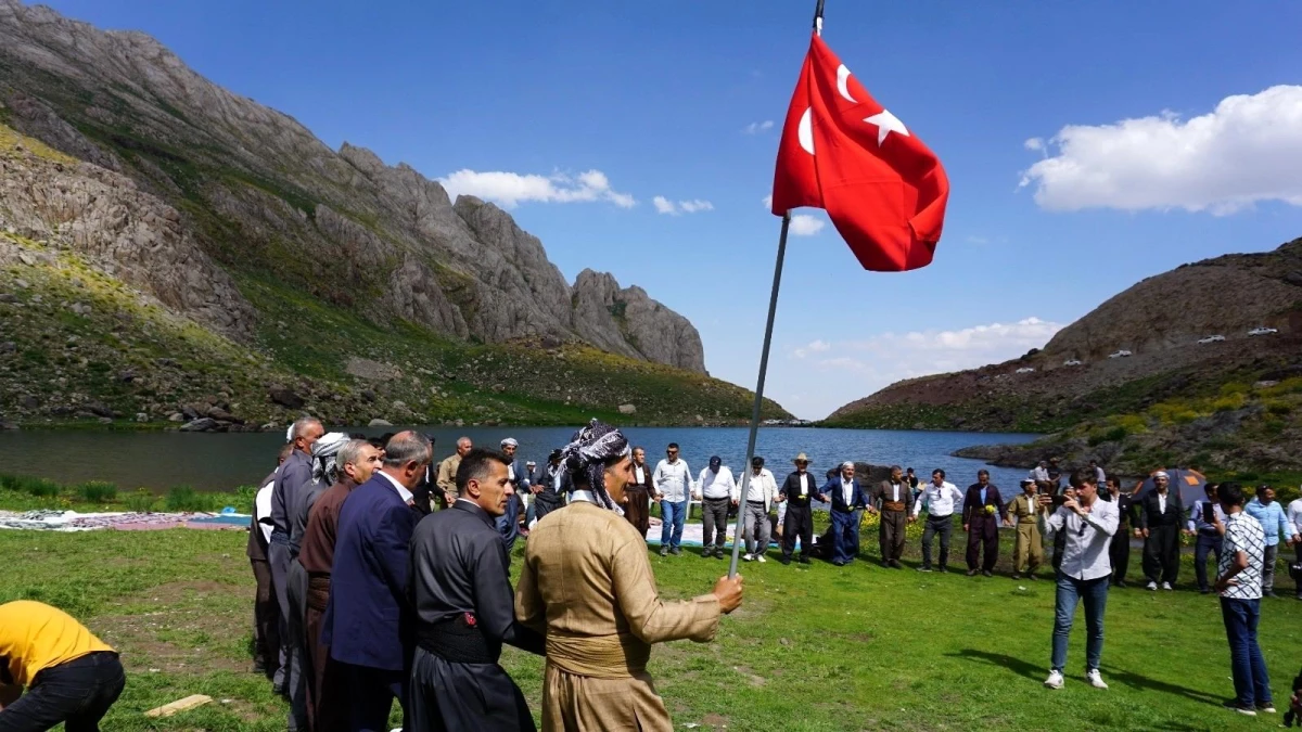 Terörden temizlenen Çarçel Yaylası\'nda 40 yıl sonra Türk bayraklı halay
