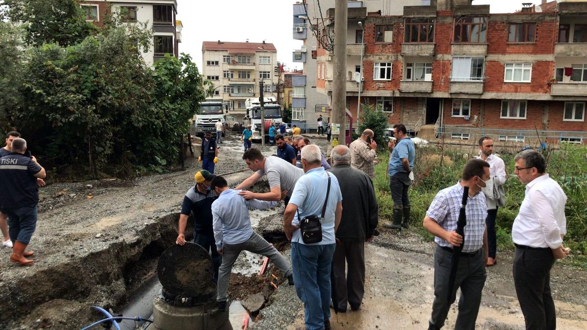 Trabzon\'da şiddetli yağış etkili oldu, Arap turistin aracı çukura düştü