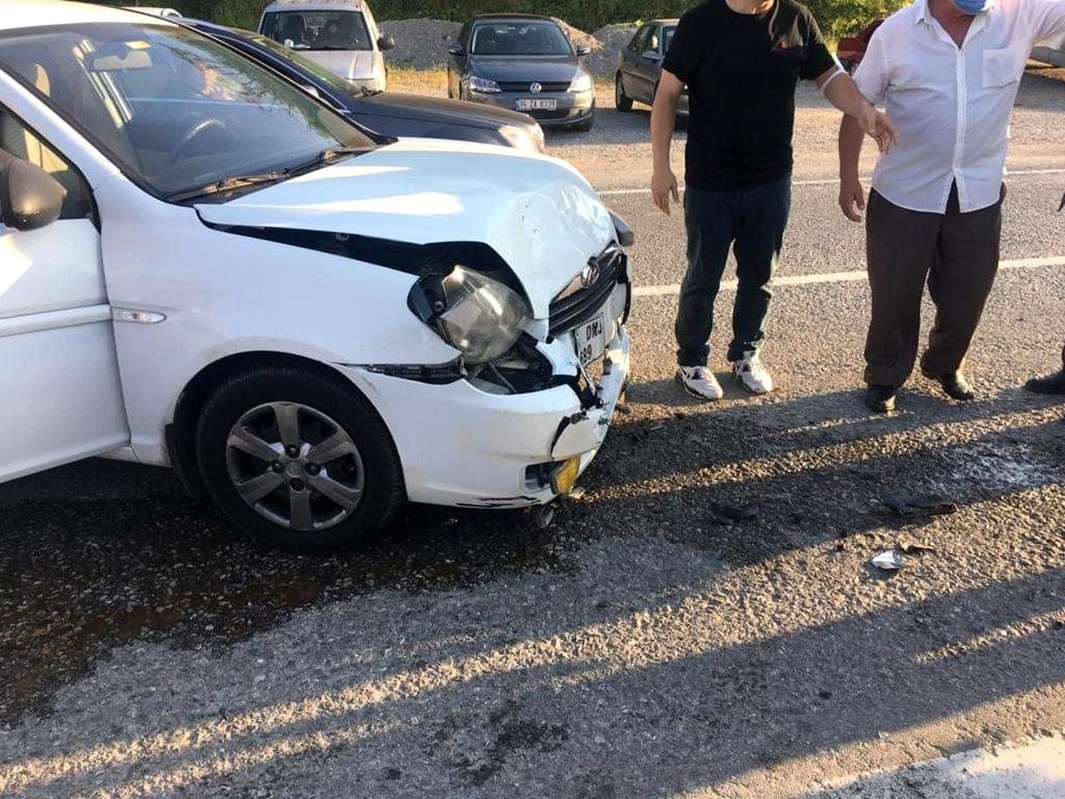 Türkeli\'de iki otomobil çarpıştı: 2 yaralı