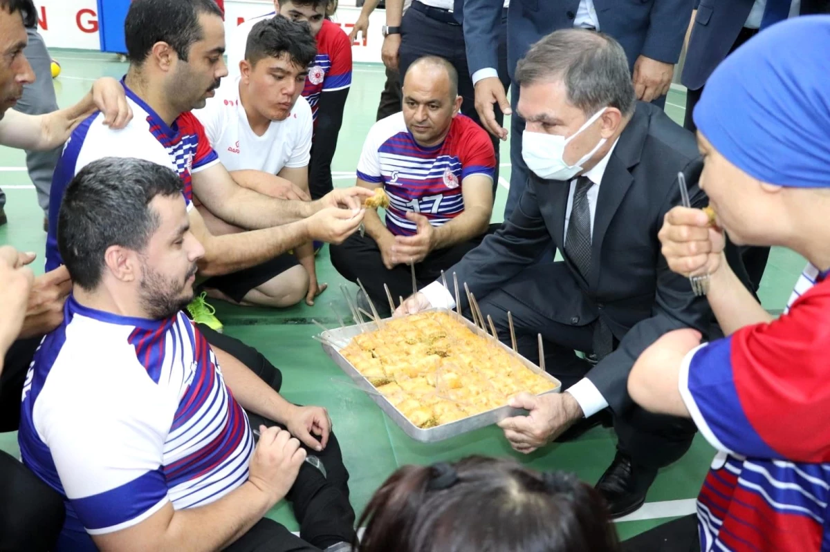 Vali Işık, şampiyon oyunculara elleriyle baklava yedirdi