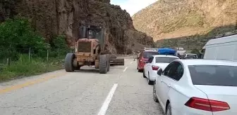 Yola düşen kayalar trafiği kapattı