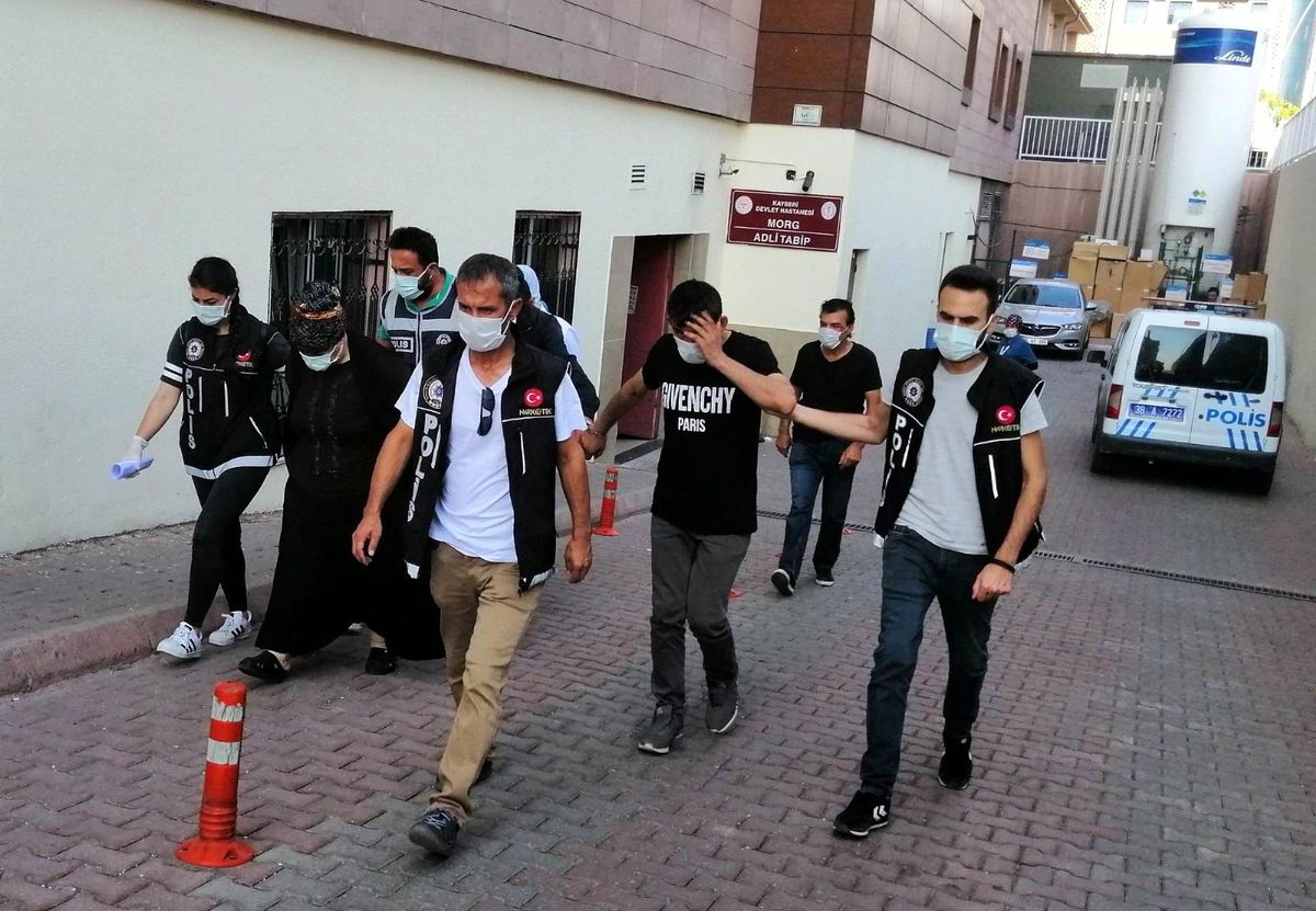 Yolcu otobüsünde uyuşturucu ticareti yapan 3 kişi adliyede