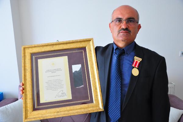 15 Temmuz'da sela okurken dövülen müezzin o geceyi anlattı: 'Bu darbe olacak' diye bize bas bas bağırıyorlardı 15 Temmuz'da sela okurken dövülen müezzin o geceyi anlattı: 'Bu darbe olacak' diye bize bas bas bağırıyorlardı