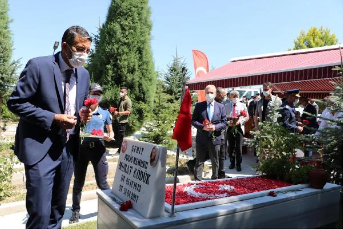 Son dakika haberleri: 15 Temmuz şehidi polis memuru Fatih Dalgıç için mezarı başında anma (2)