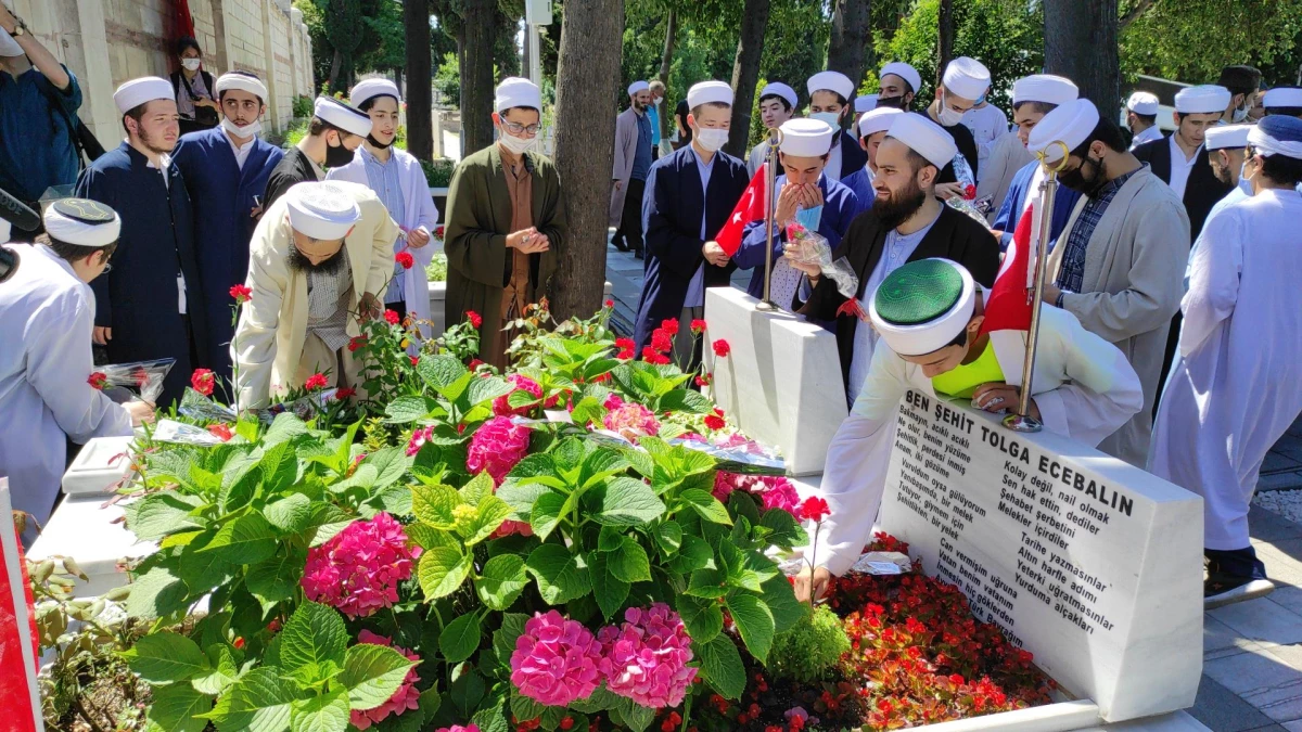 Son dakika haber! 15 Temmuz şehitleri, Edirnekapı\'da kabirleri başında dualarla anılıyor