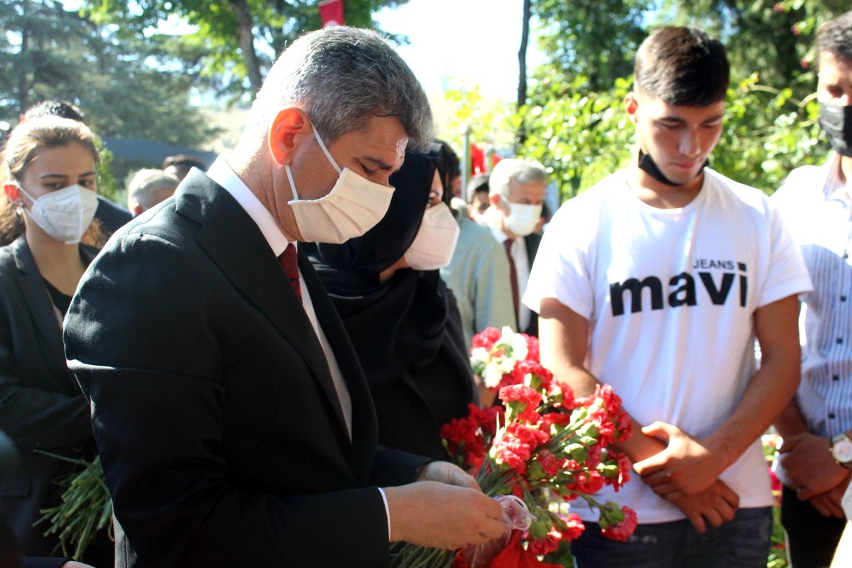Son dakika! 15 Temmuz şehitleri Karşıyaka Mezarlığı\'nda anıldı