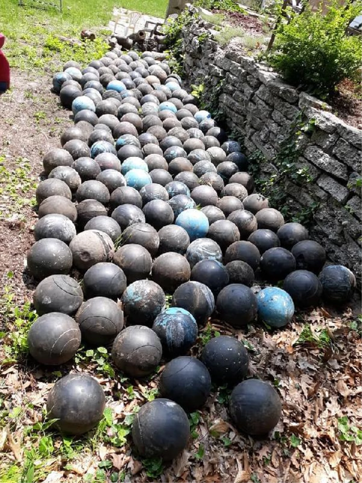 Evinin merdivenlerini yenilemek isteyen adam, kazdığı toprakta gömülü 160 adet bowling topu buldu