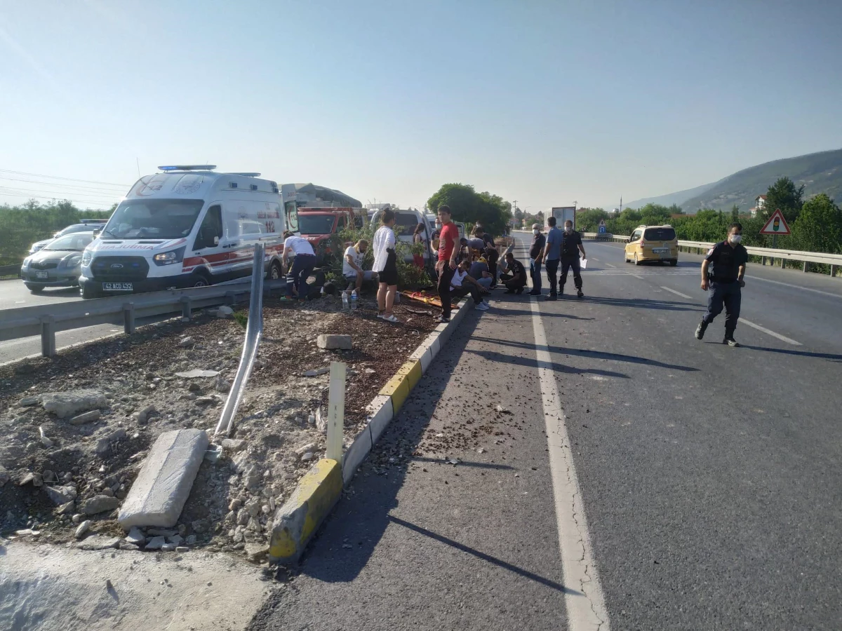 Akşehir\'de refüje çarpan hafif ticari araçtaki 5 kişi yaralandı