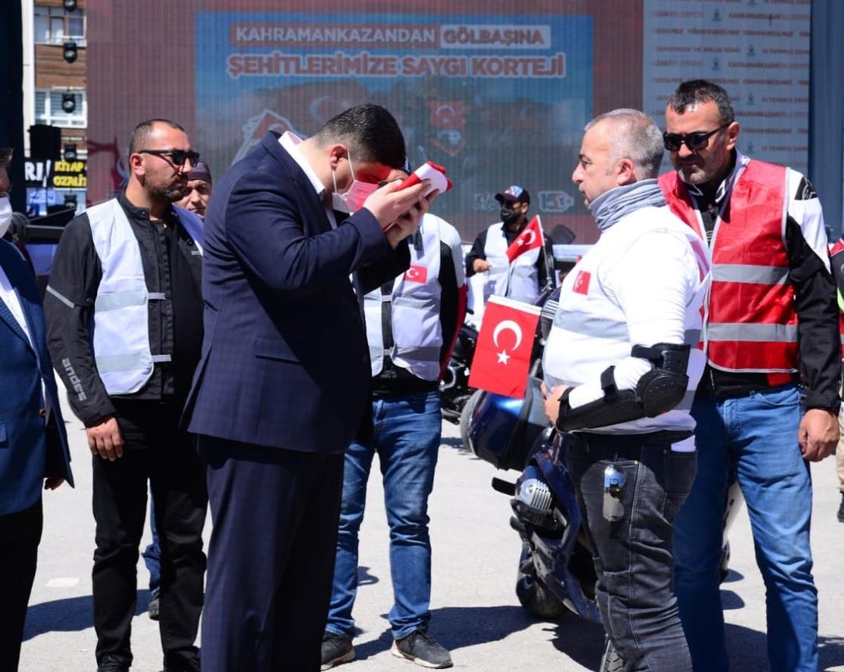 Ankaralı motosikletliler, Kahramankazan\'dan aldıkları Türk bayrağını Gölbaşı\'na götürdü