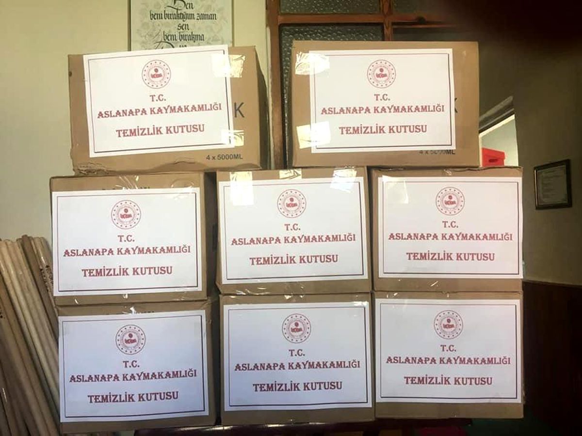 Aslanapa\'da tüm camilere temizlik malzemesi dağıtıldı