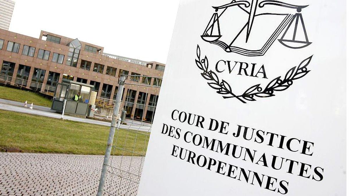 Avrupa Adalet Divanı\'ndan \'başörtüsü kararı\': İşveren, belli koşullarda çalışanın başörtüsünü çıkartmasını isteyebilir