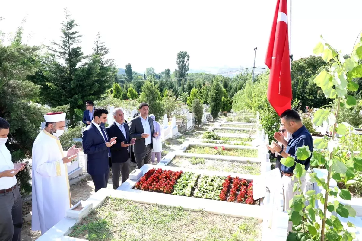 Son dakika: Başkan Dursun, 15 Temmuz şehitlerinin kabirlerini ziyaret ederek dua etti