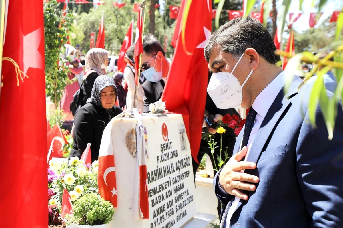 Başkan Fadıloğlu şehitleri mezarı başında andı
