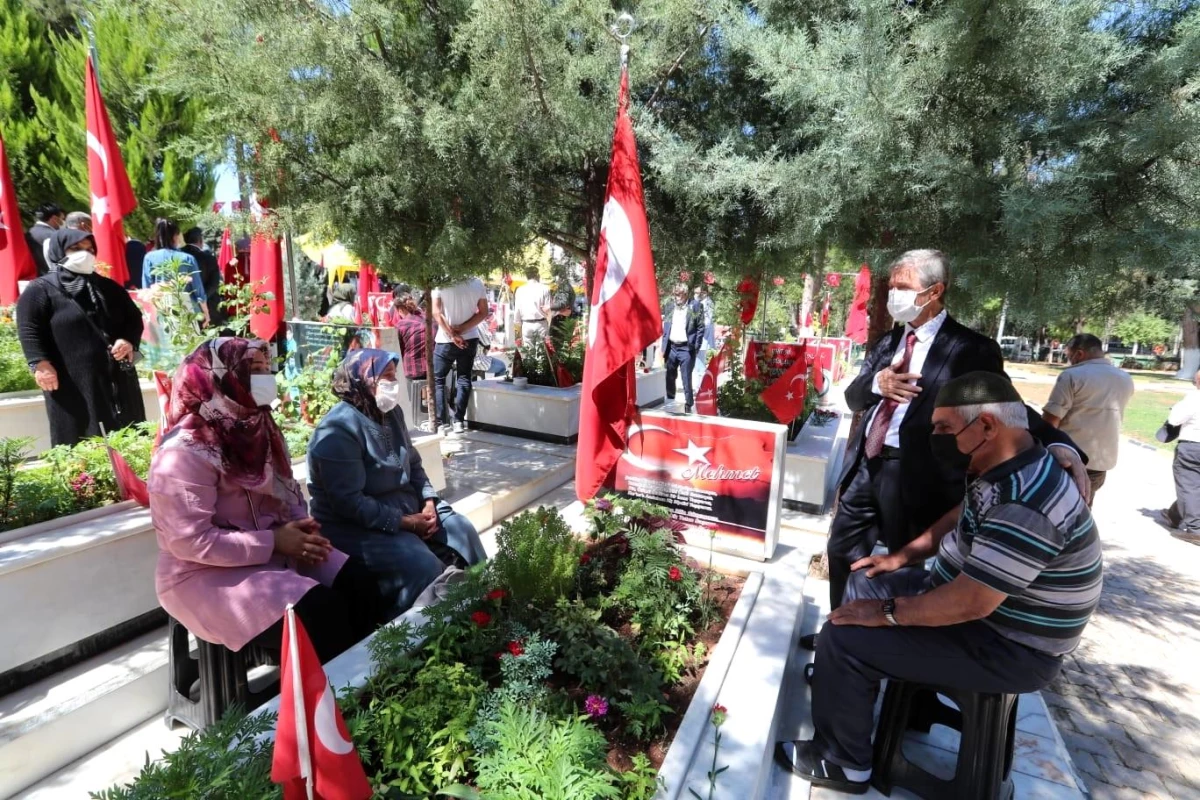 Son dakika... Başkan Tahmazoğlu 15 Temmuz\'da şehitliği ziyaret etti